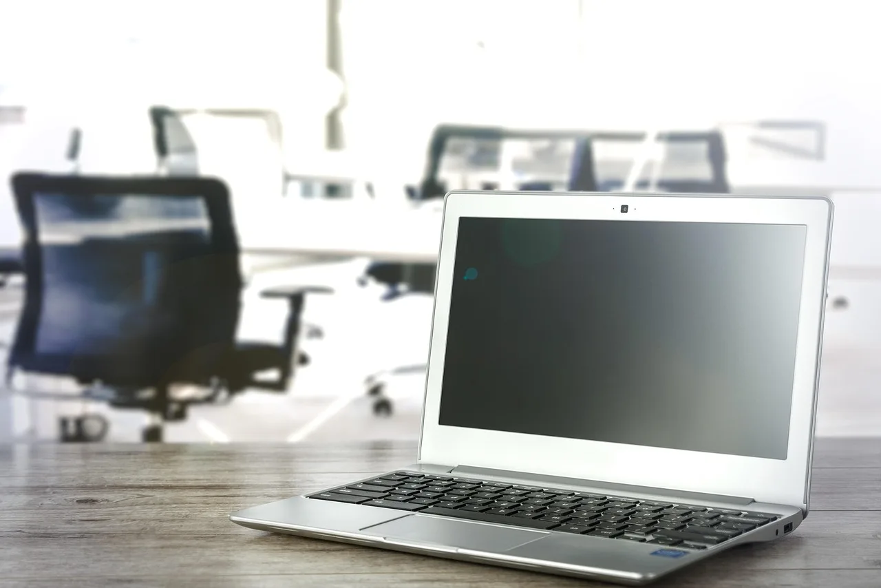 laptop på kontoret, desk, arbejde station, virksomhed, stole, computere, hold, arbejde, notesbog, arbejdsplads, forretningsmand, luksus, formand, bærbar, teknologi, kreativitet, udførelsen af den, værelse, økonomi, forretning, software, ledelse, hovedkvarter, rig, penge, investere