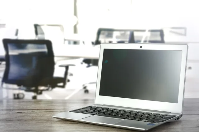 laptop på kontoret, desk, arbejde station, virksomhed, stole, computere, hold, arbejde, notesbog, arbejdsplads, forretningsmand, luksus, formand, bærbar, teknologi, kreativitet, udførelsen af den, værelse, økonomi, forretning, software, ledelse, hovedkvarter, rig, penge, investere. Automatisk fakturahåndtering: Sådan virker det i praksis