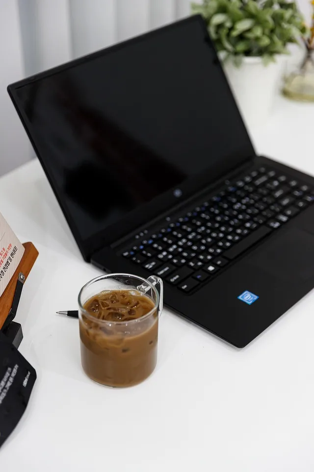 kaffe, notebook, pc, kontor, skrivebord, kaffekop, computer, cup, bærbar, internet. Digitalisering af små virksomheder: En praktisk plan