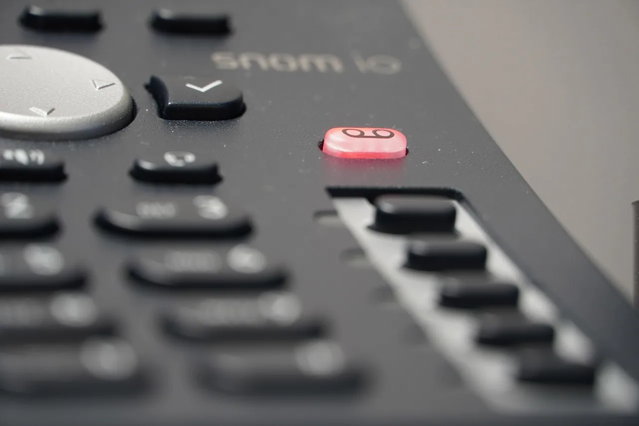 voicemail, desk phone, fastnet, telefon, opkald, voip, grå telefonen, grå bruser, grå telefon