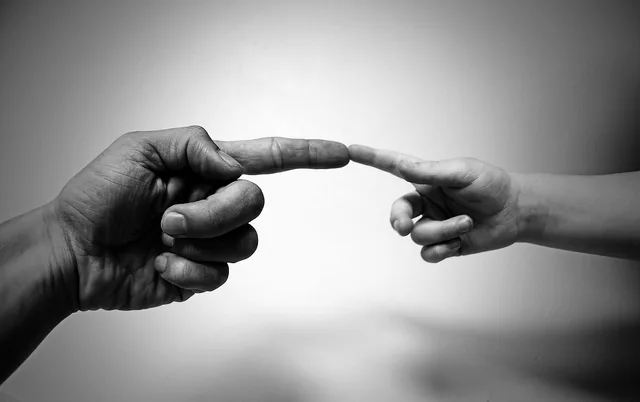 align fingers, index fingers, hands, fingers, child, adult, gesture, human, touch, connected, together, hands, hands, hands, child, child, child, child, human, human, human, human, human, touch, touch, together, together. Sammenligning af CRM-typer: Hvad passer til din arbejdsgang?