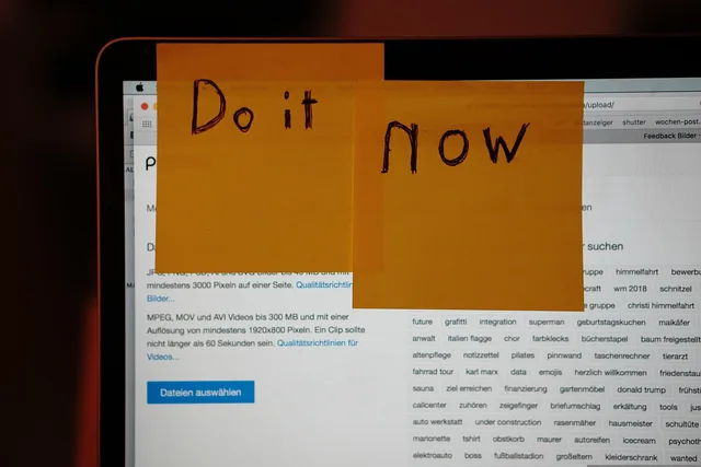 laptop, reminders, notes, memo, sticky notes, notepad, message, communication, announcement, bulletin, task, idea. Sådan vælger du digitale værktøjer efter behov og budget